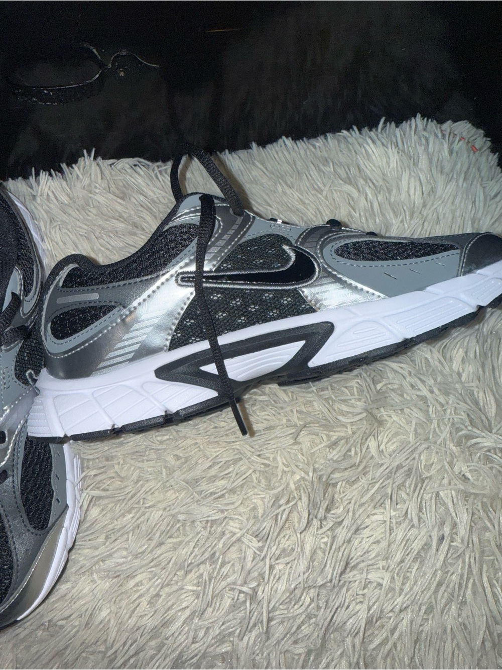 Nike Men's Black and Silver Mesh Athletic Sneakers